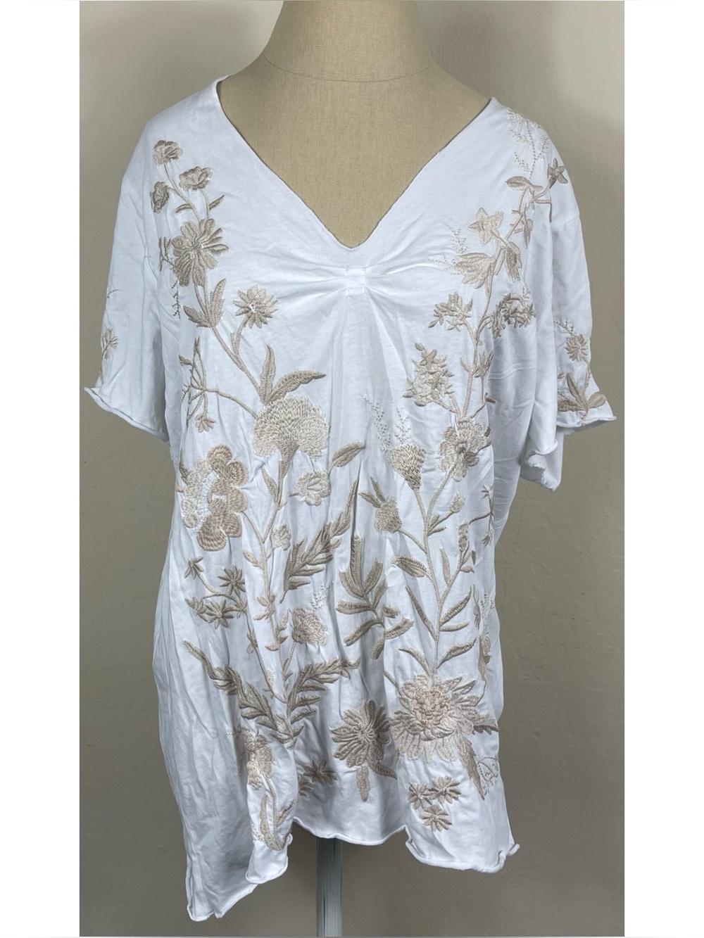 Johnny Was Embroidered White V-Neck T-Shirt